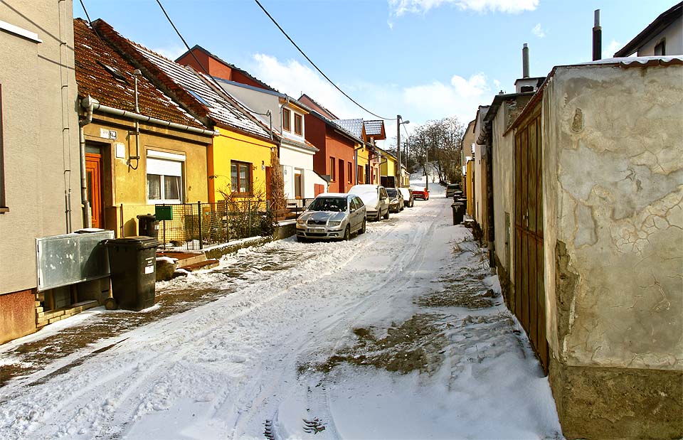 Sevrní ulička západní části kolonie Černovičky. Vpravo jsou vidět zadní dvorky typických řadových domků.