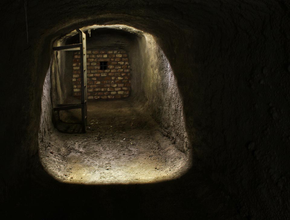 Pod Pekařskou ulicí se skrývá kromě mnoha jiných podzemních prostor také skutečná podzemní chodba vedoucí z jedné strany ulice na druhou.