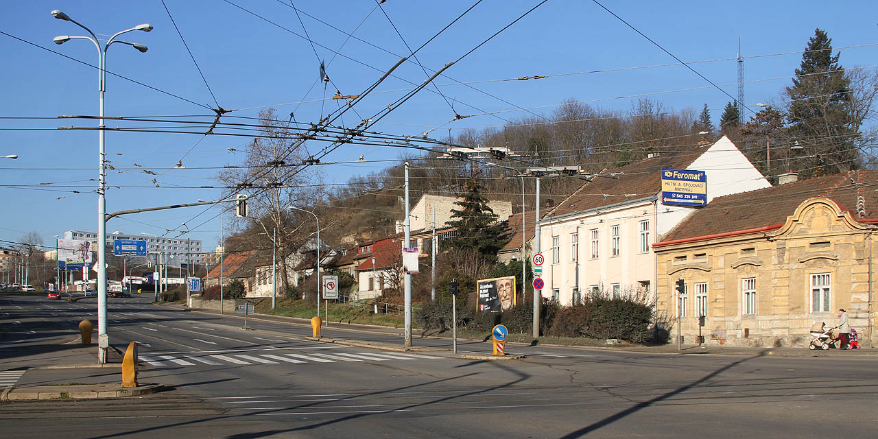 Celkový pohled na zbývající severní řadu domů bývalé kolonie + domy Provazníkova 81 a nárožní Tomkovo náměstí 5 (bývalý hostinec).