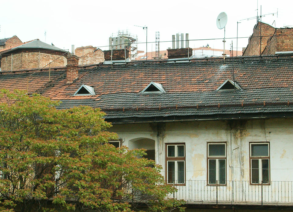 V roce 2006 byl ještě pohled přes střechy domů na Kopečné ulici skutečně romantický. Bylo tu tak nějak stále cítit výdechy průmyslové revoluce.