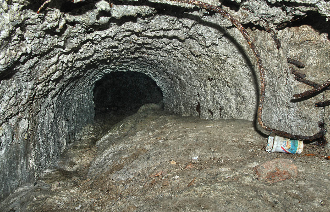 V chodbě, která spojovala sklepy domu č. p. 497 s klášterem je málo místa a z betonu občas trčí pokroucená výztuž. Pod jedním drátem se skrývá cenný arecheologický nález.