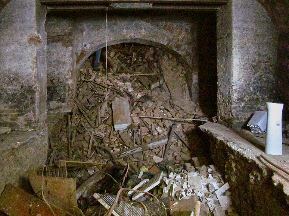 Vstup do podzemního labyrintu je v současnosti (2014) možný nejlépe shora ze svahu probořeným stropem.