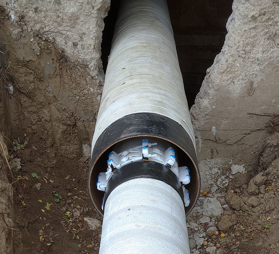 Mediální potrubí je, stejně jako chránička, opatřeno izolací z bitumenu, překrytou tenkou vrstvou betonu.