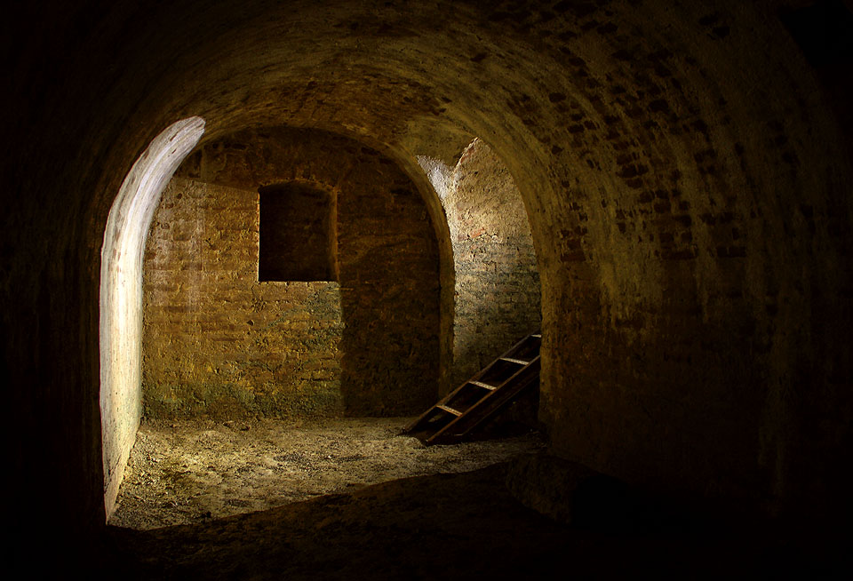 Severní stěnu hlavní podzemní místnosti zdobí výklenek - nika, do kterého se umísťovala lampa nebo louč pro osvětlení sklepa.