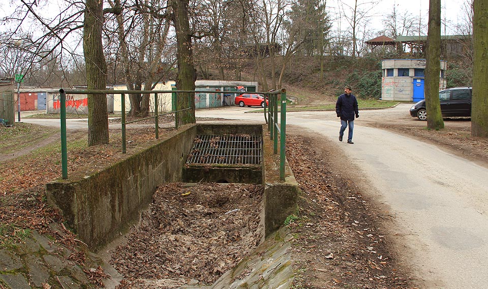 Vtokový objekt dešťové kanalizace ve spodní části toku zaječího potoka (v pozadí budova kryjící druhou svislou šachtu z tunelu Ponávky).
