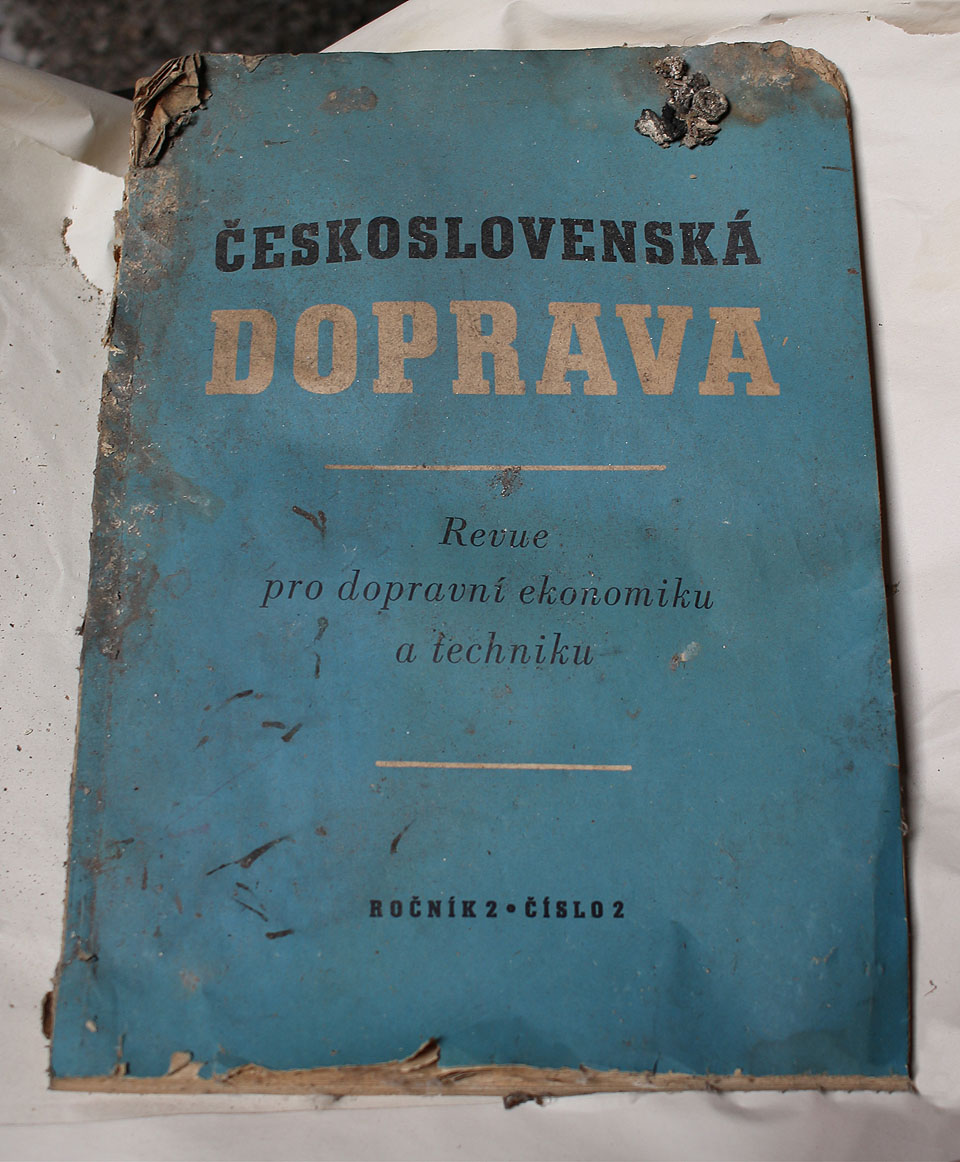 O tom, kdo v domě působil v posledních nejméně 70 letech, není pochyb. Dokazují to četné nálezy odborné literatury v jeho zdech, jako je tento výtisk časopisu Československá doprava z roku 1958.
