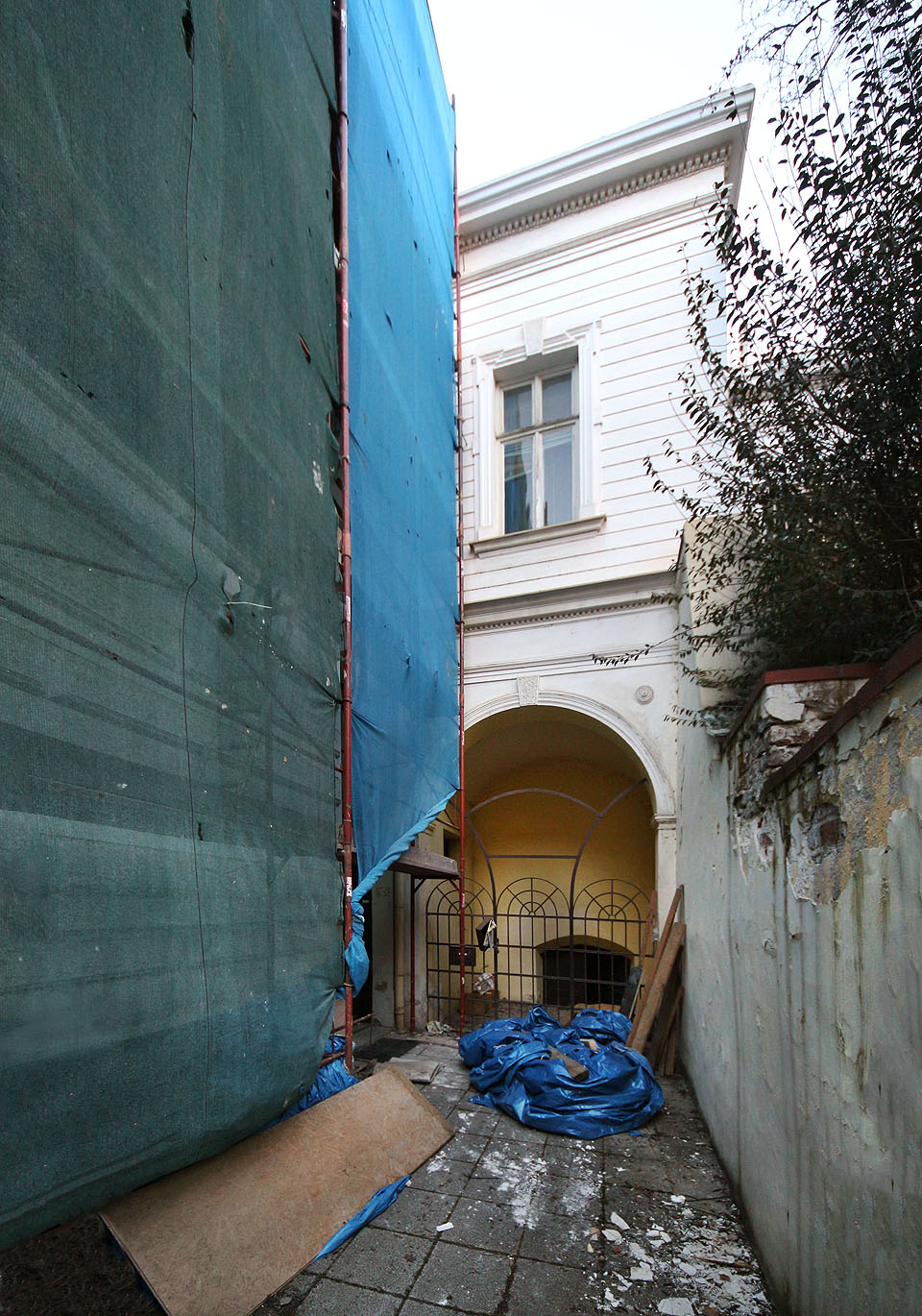 Vstup do předního sklepa vily s monumentálním klenutým portálem. V přízemí se zřejmě nacházely společenské prostory, kde se konaly akce Československo-lotyšské společnosti.