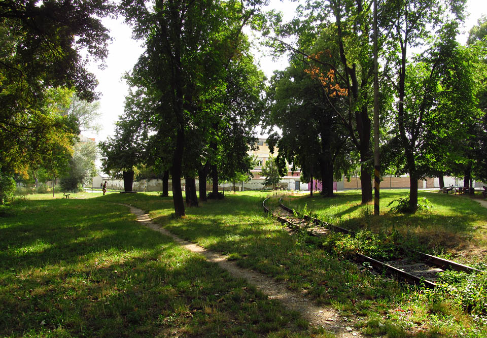Vlečka prochází parkem rovinou podle původního toku řeky Svitavy, dnešního Svitavského náhonu.