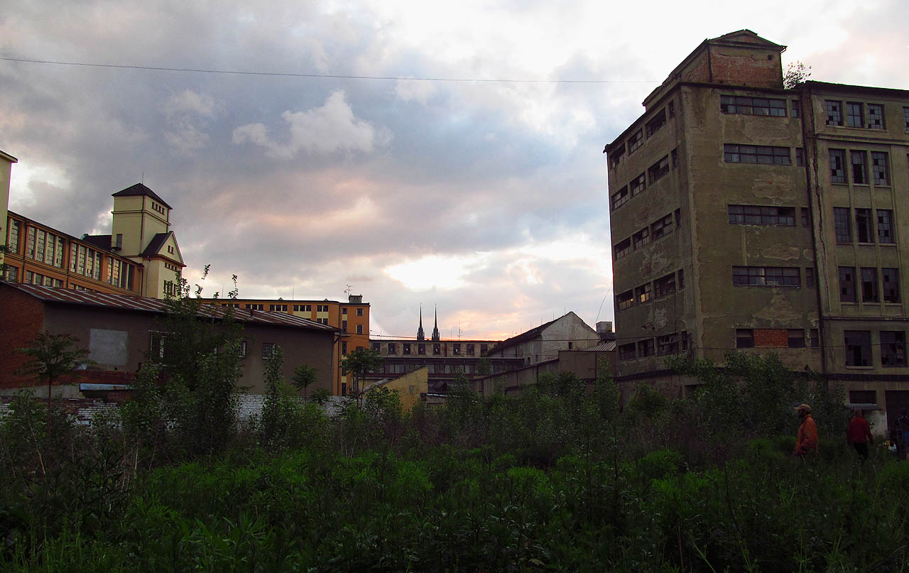 Pohled z jihu na sever přes rumiště po zbouraných budovách. V dálce vykukují věže Petrova.